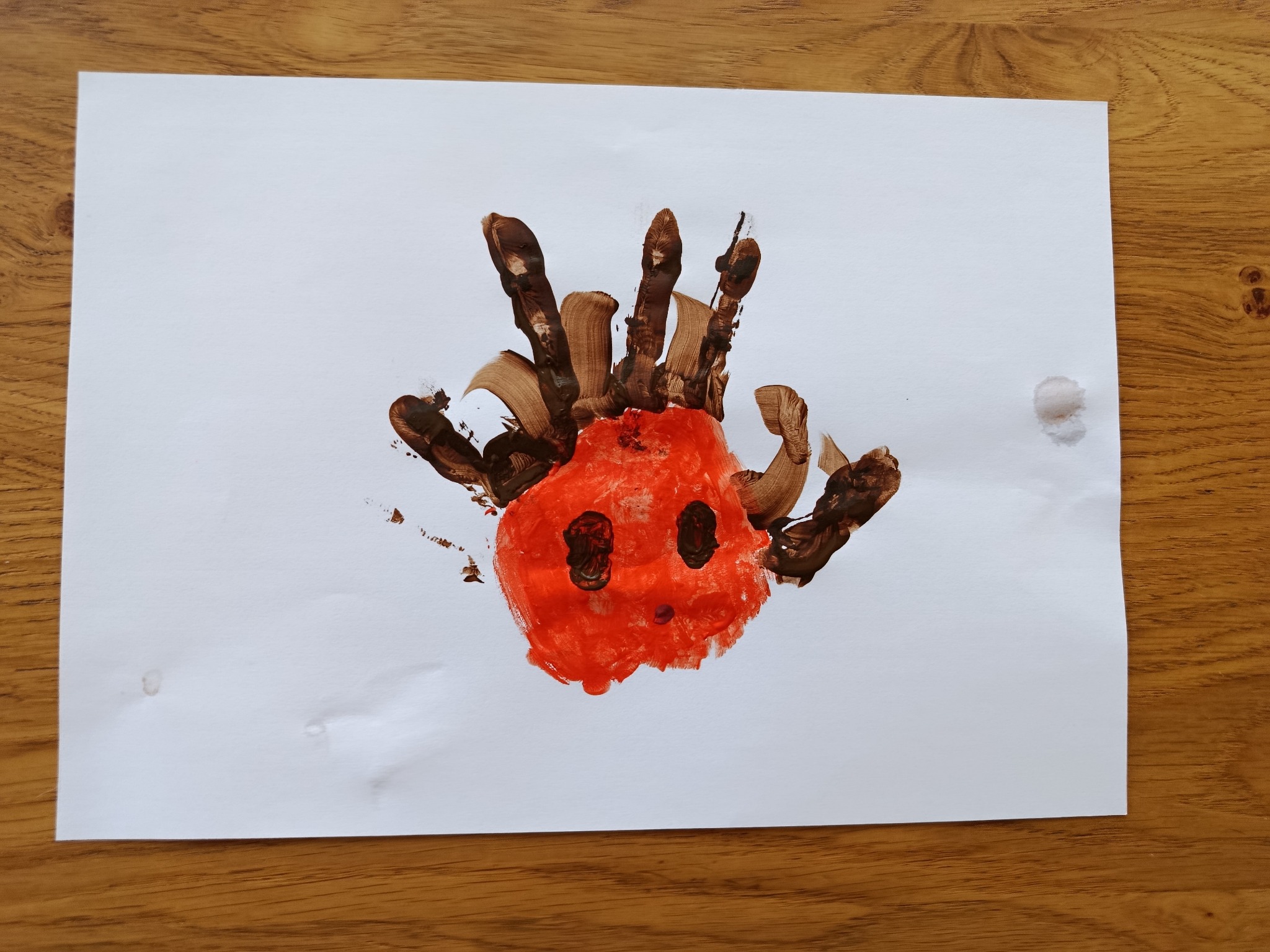 Resultat final: l'Uga creat amb una petjada taronja i dits marrons.